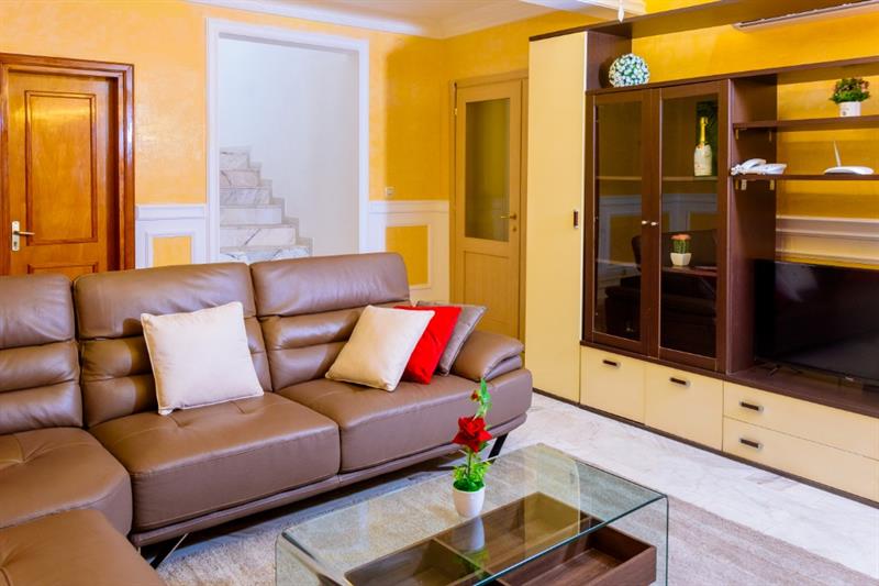 Immeuble R+5 À Vendre À Bonanjo 