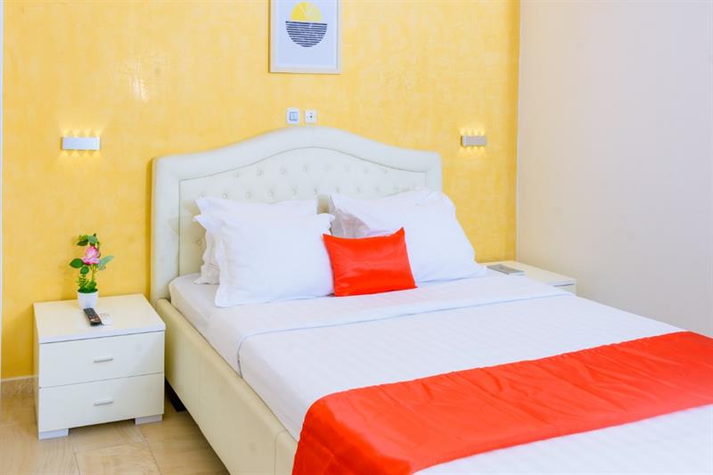 Immeuble R+5 À Vendre À Bonanjo 