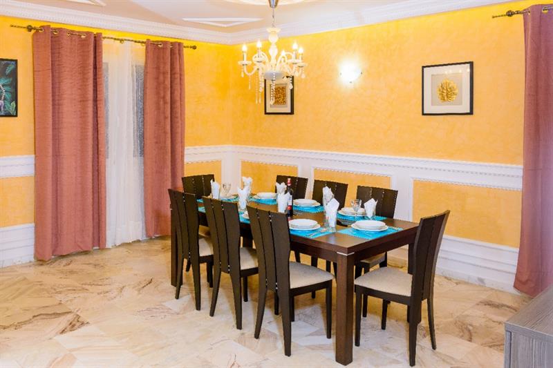 Immeuble R+5 À Vendre À Bonanjo 