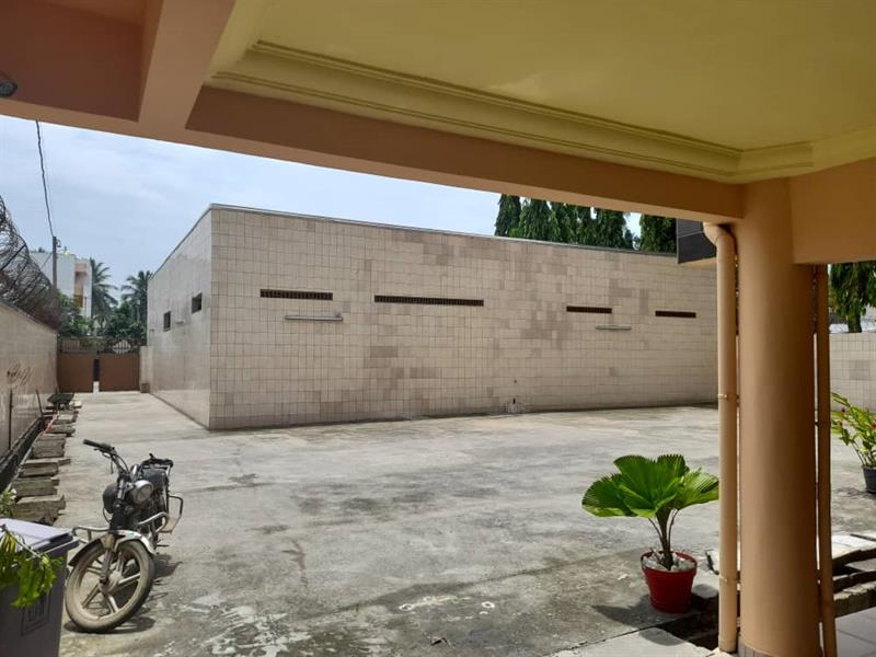 Immeuble R+5 À Vendre À Bonanjo 