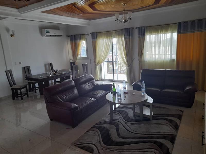 Immeuble R+5 À Vendre À Bonanjo 