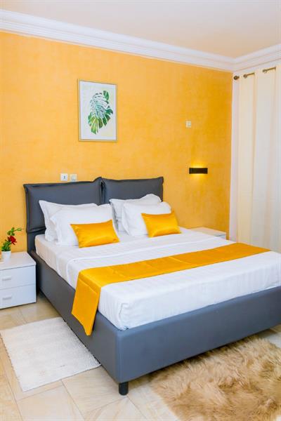 Immeuble R+5 À Vendre À Bonanjo 