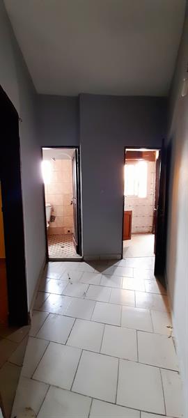 Studio Moderne Propre À L'immeuble En Bordure Du Goudron À Louer 