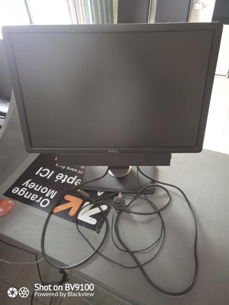 Écran Dell 22 Pouces Avec Baffles Lumineux Disponible Sur Douala 