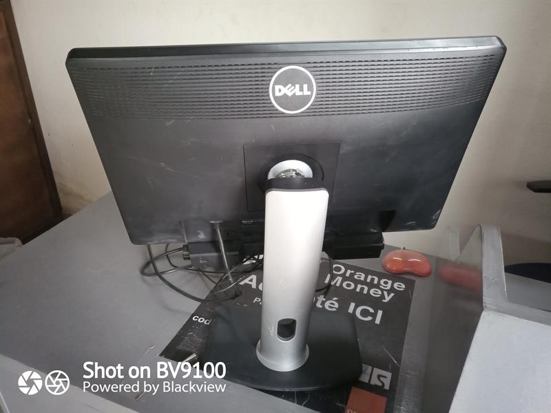 Écran Dell 22 Pouces Avec Baffles Lumineux Disponible Sur Douala 