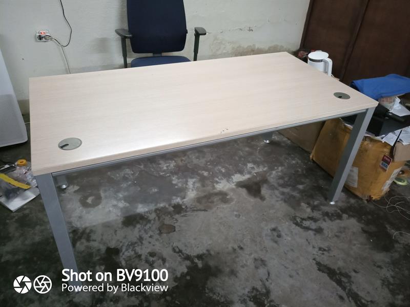 Vente D'une Chaise Et Table De Bureau Très Bonne Qualité - Importé 