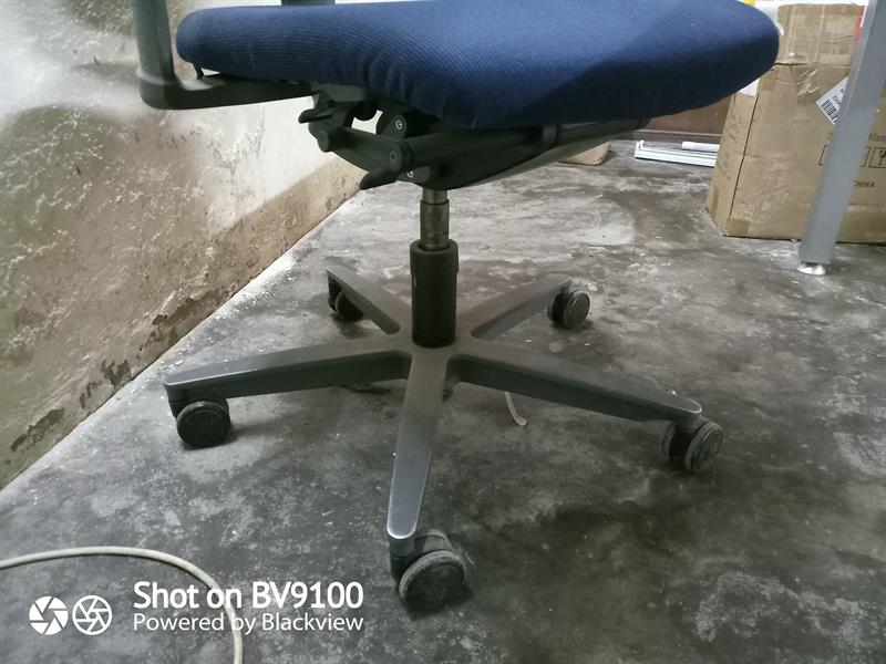 Vente D'une Chaise Et Table De Bureau Très Bonne Qualité - Importé 