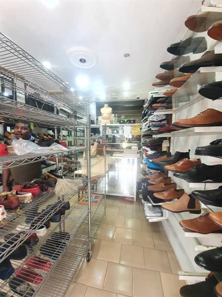 Fond De Commerce D'un Shoping De Chaussures À Vebdre En Plein Marché Accacia J &  J CORPORATION