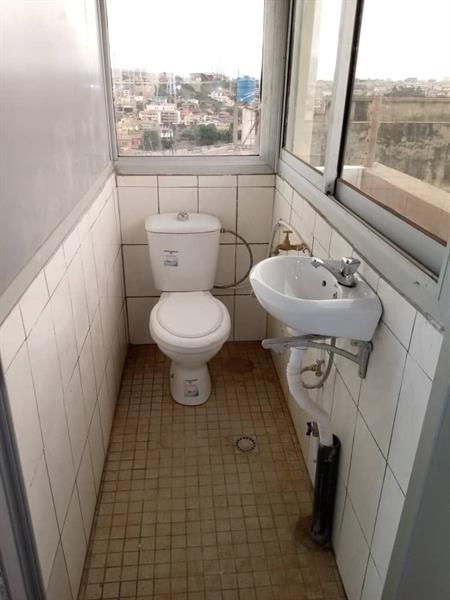 Grand Espace De Bureaux Avec Toilettes À Essos J &  J CORPORATION