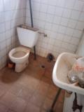 Grande Boutique Avec Mezzanine Parrking Toilette À Essos,, Yaoundé, Immobilier au Cameroun