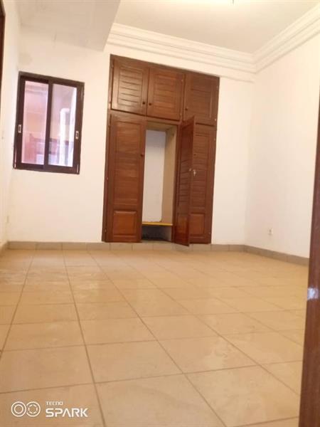 Appartement Avec Gardien Parking Groupe Électrogène Eau Chaude À Bastos 3Chambres 4Douches J &  J CORPORATION