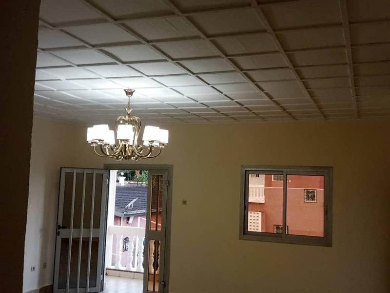 Appartement Avec Eau Chaude Gardien Parking Forage À Odza Petit Marché 2Chambres 2Douches J &  J CORPORATION