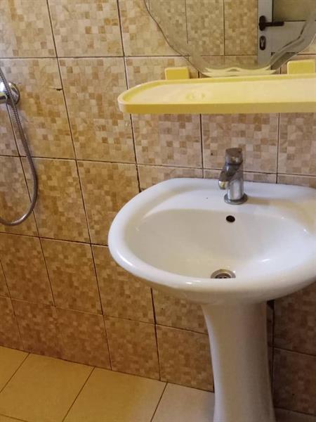 Appartement Avec Eau Chaude Gardien Parking Forage À Odza Petit Marché 2Chambres 2Douches J &  J CORPORATION