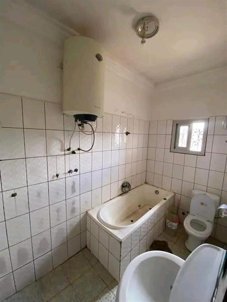Belle Villa Avec Eau Chaude Forage Baignoire Parking À Messassi 4Chambres 4Douches 2Salons Cuisine Plus Dépendance J &  J CORPORATION