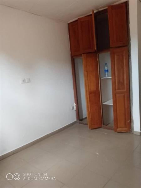 Appartement Neuf Avec Baignoire Gardien Parking À Omnisport Bordure De Goudron 2Chambrres 2Douches J &  J CORPORATION