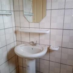 Chambre Avec Parking À L'immeuble À Mimboman,, Yaoundé, Immobilier au Cameroun