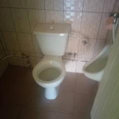 Boutique Avec Baie Vitre Et Toilettes À Essos,, Yaoundé, Immobilier au Cameroun