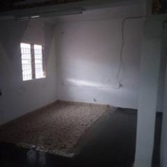 Boutique Avec Magasin Toilettes À Essos,, Yaoundé, Immobilier au Cameroun
