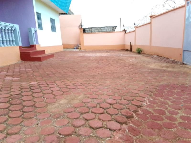 Villa Avec Eau Chaude Parking À Essomba 3Chambres 3Douches J &  J CORPORATION