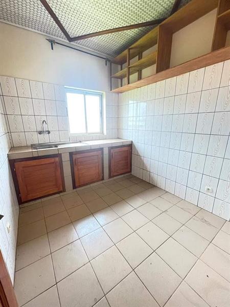 Vaste Appartement Avvec Eau Chaude Gardien Parking Forage À Éleveur 2Chaùmbres 2Douches J &  J CORPORATION