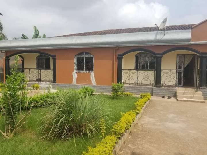 Bel Appartement Avec Parking Et Gardien Dans Un Cadre Convivial À Ekoumdoum 2Chambres 1Douche J &  J CORPORATION