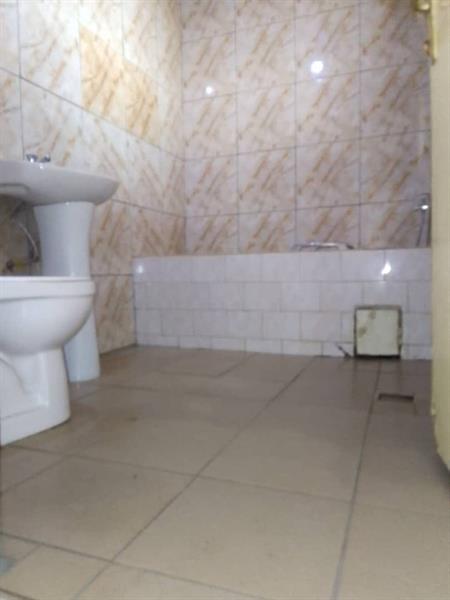 Belle Villa En Bordure De Route Avec Parking Baignoire Au Chaude À Kondengui J &  J CORPORATION