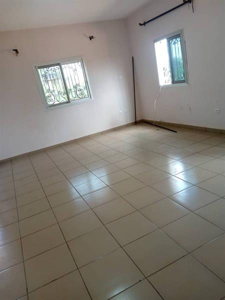 Appartement Avec Eau Chaude Wifi Gardien Forage Parrking 20 Voitures À Simbock 2Chambrres 2Douches J &  J CORPORATION