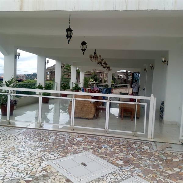 Villa Haut Standing  Sur 700M2 À Louer À Mvvan Avec Eau Chaude Parking 3Chambtres 2Douches Salon Cuisine Plus Dependance J &  J CORPORATION