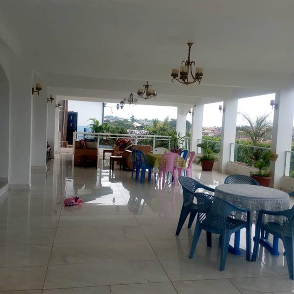 Villa Haut Standing  Sur 700M2 À Louer À Mvvan Avec Eau Chaude Parking 3Chambtres 2Douches Salon Cuisine Plus Dependance J &  J CORPORATION