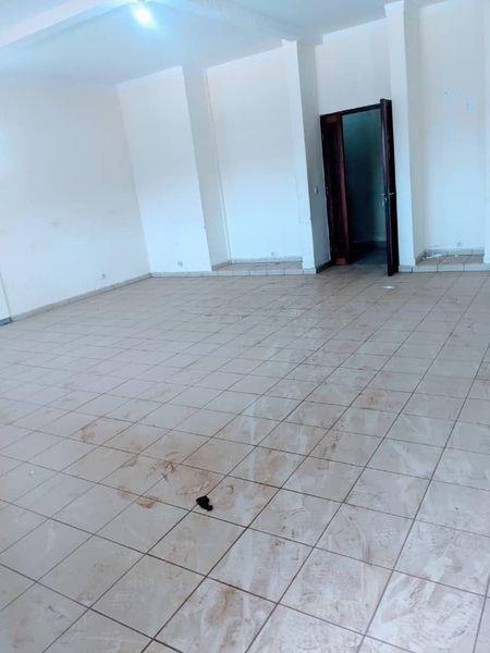 Appartement En Bordure De Route Avec Parking Gardien À Biyem Assi 3Chambres 2Douches J &  J CORPORATION