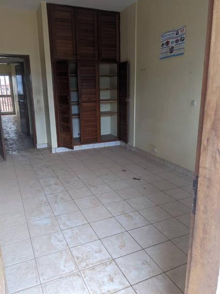 Appartement En Bordure De Route Avec Parking Gardien À Biyem Assi 3Chambres 2Douches J &  J CORPORATION