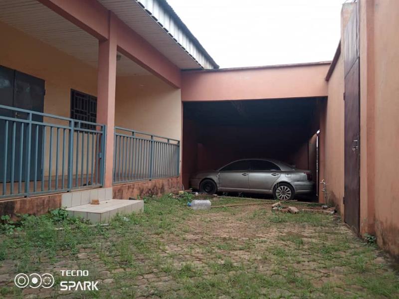 Villa Avec Eau Chaude Baignoire À Nkolmesseng 3Chamres 2Douches Plus Dépendance De 2Chambres J &  J CORPORATION