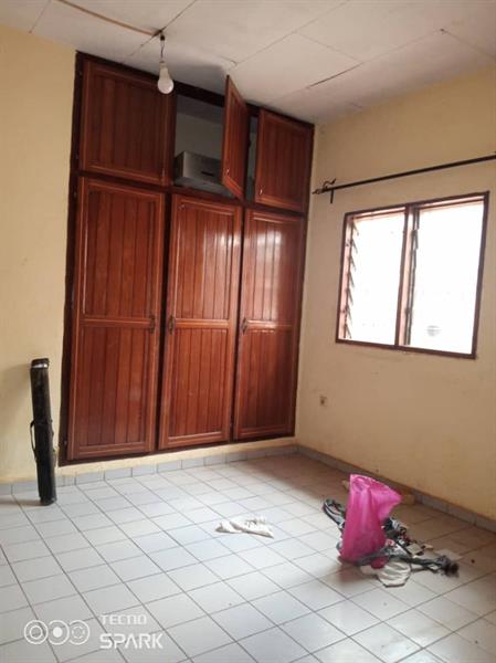Villa Avec Eau Chaude Baignoire À Nkolmesseng 3Chamres 2Douches Plus Dépendance De 2Chambres J &  J CORPORATION