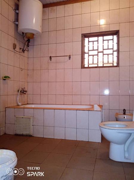 Villa Avec Eau Chaude Baignoire À Nkolmesseng 3Chamres 2Douches Plus Dépendance De 2Chambres J &  J CORPORATION