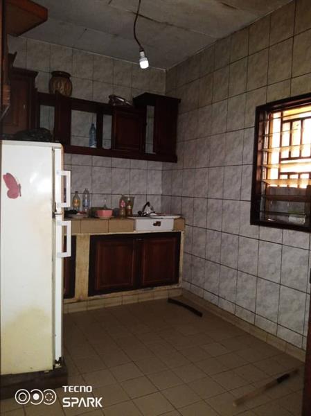 Villa Avec Eau Chaude Baignoire À Nkolmesseng 3Chamres 2Douches Plus Dépendance De 2Chambres J &  J CORPORATION