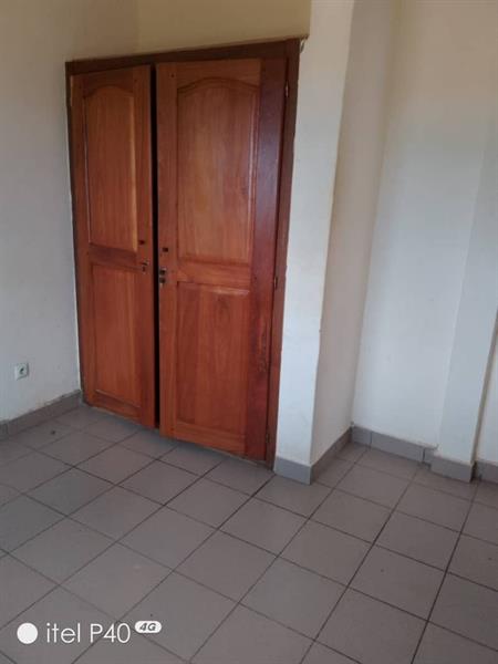Appartement Avec Parking Gardien Forage À Titi Garage 3Chambres 2Douches J &  J CORPORATION