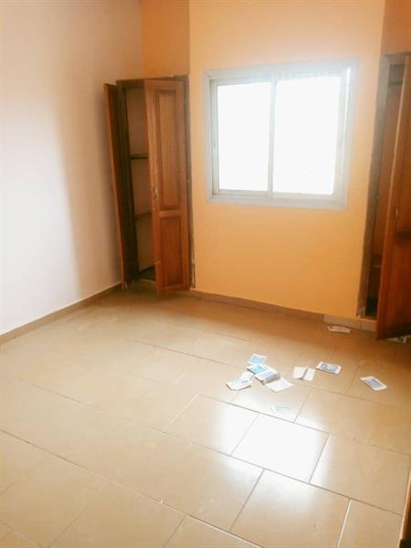 Bel Appartement Propre Avec Parking À Emana 2Chambres 1Douche J &  J CORPORATION
