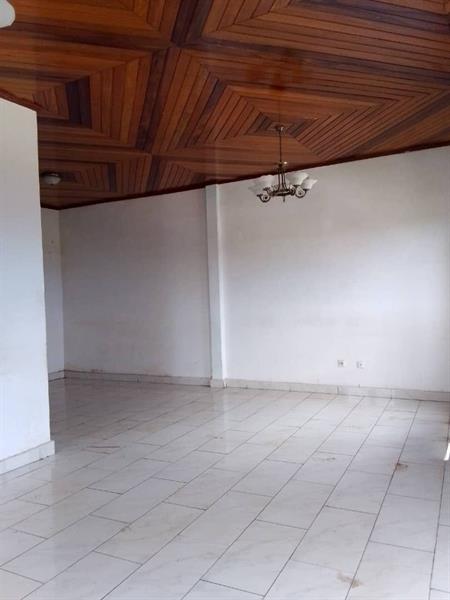 Appartement Avec Parking À Ekoumdoum 3Chambres 3Douches 