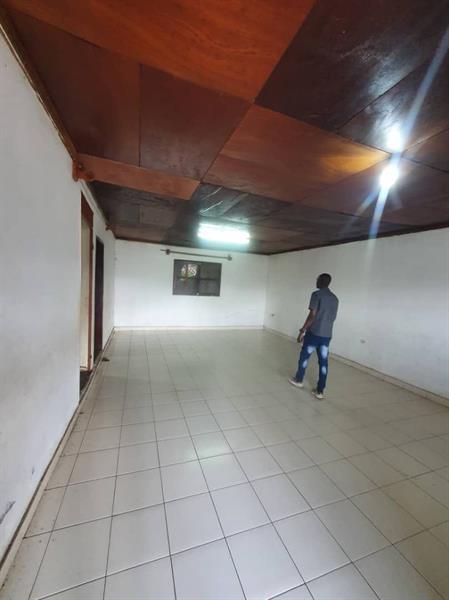Maison Individuelle Avec Parking À Biyem Assis 4Chambrres 2Douches 