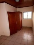 Studio Avec Gardien Parking À Tongolo,, Yaoundé, Immobilier au Cameroun