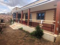 Villa Avec Eau Chaude Baignoirre Parrking À Essos 4Chambrres 2Douches,, Yaoundé, Immobilier au Cameroun
