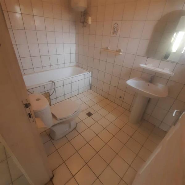 Appartement Avvec Parrking Camra De Surveillance Eau Chaude Gardienbaignoire Forrage À Mvan 