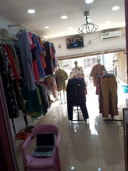 Fond De Commerce D'un Shopping À Vendrre À Nlongkak La Boutiue À Une Douche Intterrne Clim Tv Camera De Surrveillance 