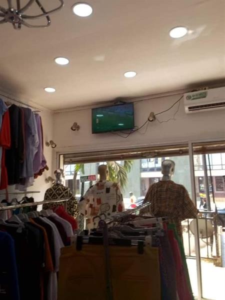 Fond De Commerce D'un Shopping À Vendrre À Nlongkak La Boutiue À Une Douche Intterrne Clim Tv Camera De Surrveillance 