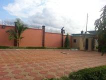 Somptueux Duplex Avec Eau Chaude Baignoire Espace Vert Titré Sur 1500M2 À Vendre À Nkolfoulou,, Yaoundé, Immobilier au Cameroun