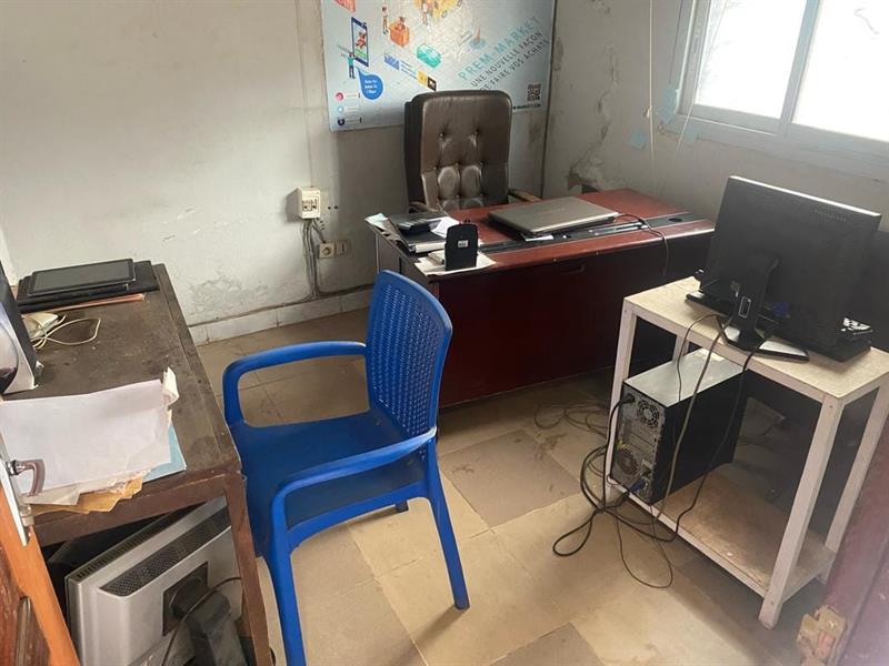 Bureau À Louer À Emia Avec Toilettes En Bordure De Route Principale 