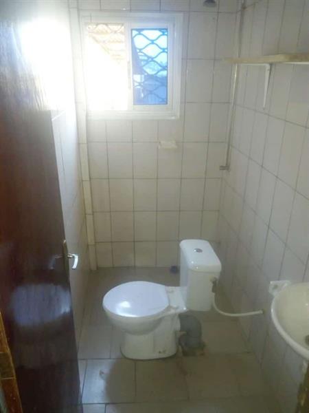 Bureau À Louer À Emia Avec Toilettes En Bordure De Route Principale 