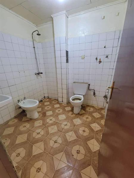 Bureaux En Bordure De Route Avec Toilettes Et Balcon À Louer À Essos 