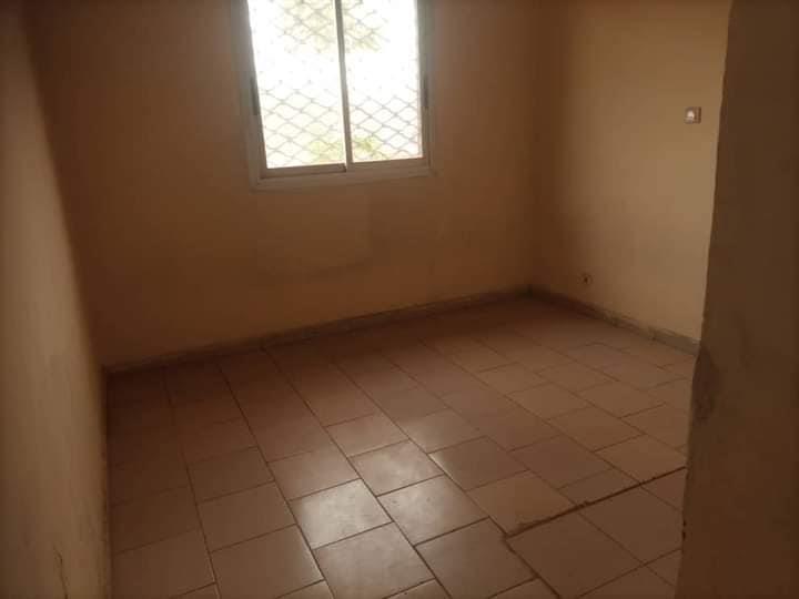 Appartement Avec Parking À Awae Escalier Bordure De Route 