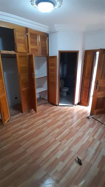 Appartement À Nsam Obam Avec Parking Eau Chaude En Bordure De Route 